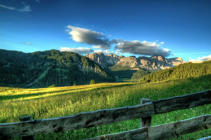 傍晚阳光下的宁静山谷