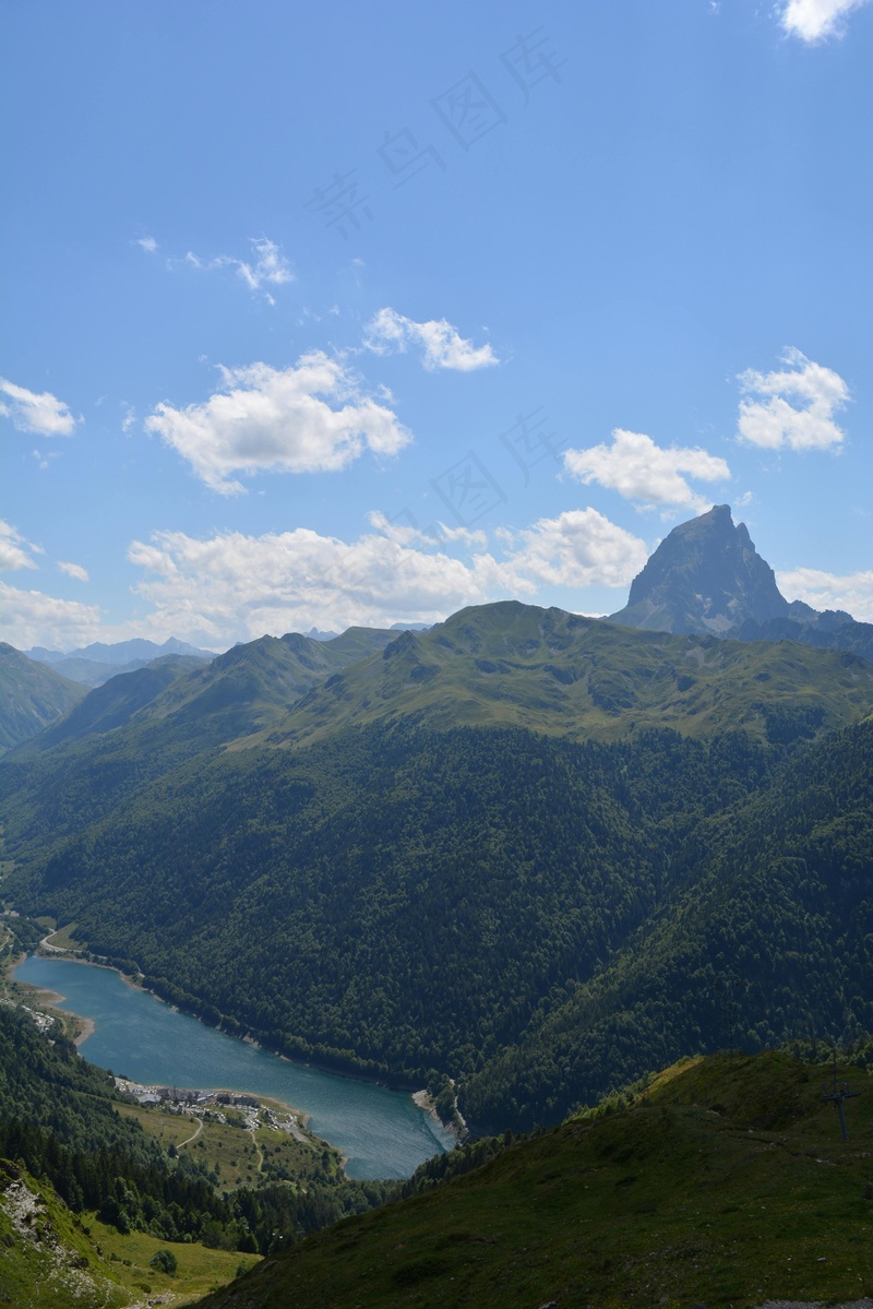 高山湖泊云雾缭绕绿色山脉