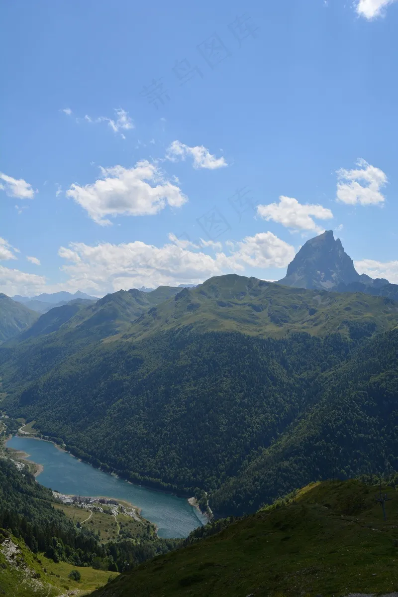 高山湖泊云雾缭绕绿色山脉
