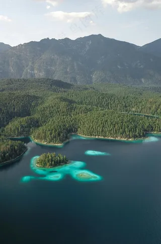 宁静湖泊中的碧绿岛屿