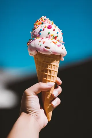 夏日冰淇淋清凉蛋筒甜点摄影图