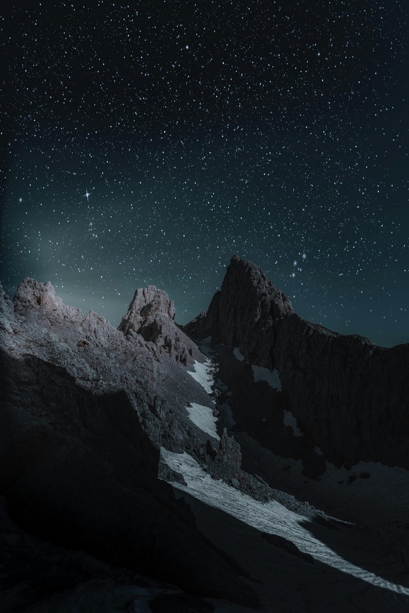 星夜下的巍峨山峰