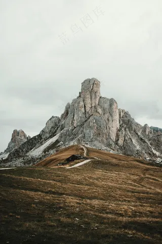 孤独的小屋与壮丽的山峰