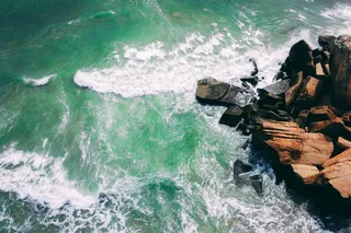 浪花拍岸的壮丽景象