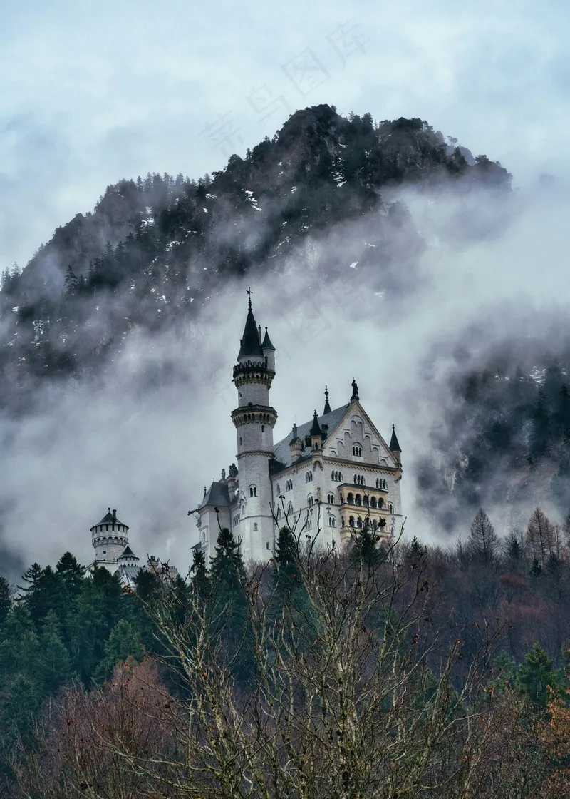 神秘雾中的山顶古堡