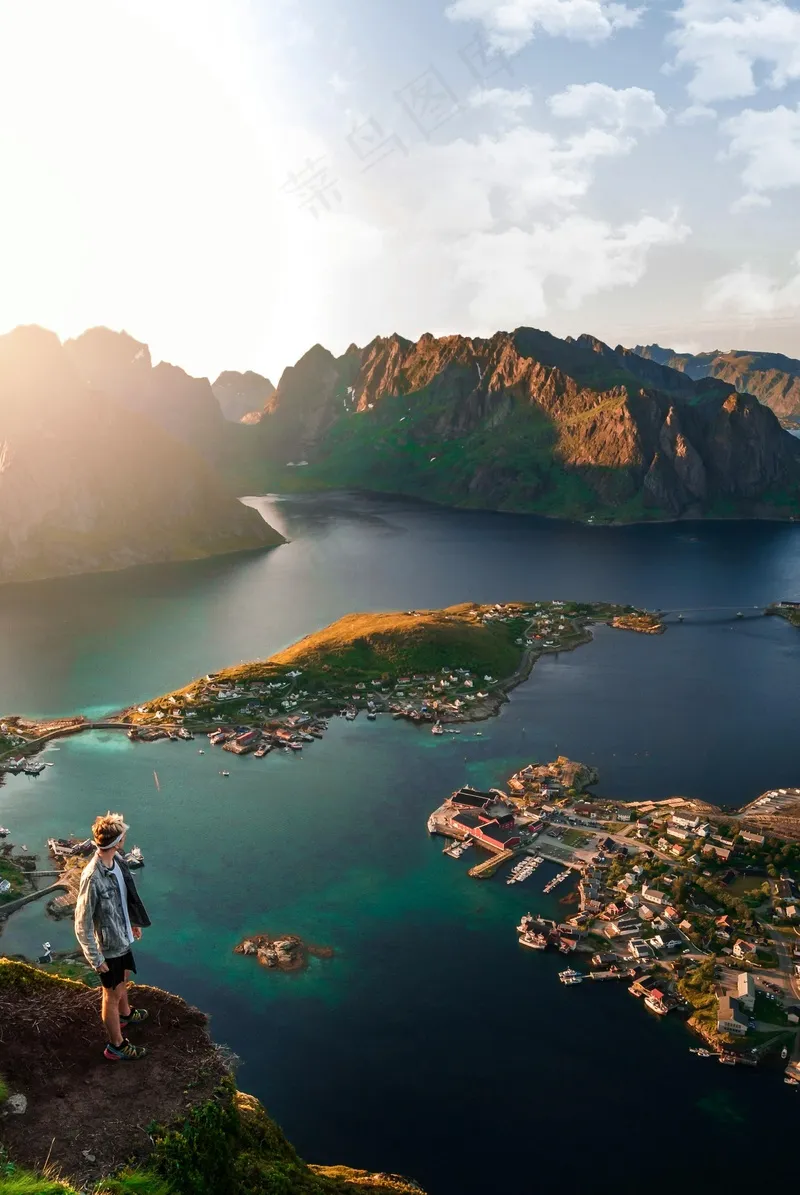 山巅之上的孤独旅者