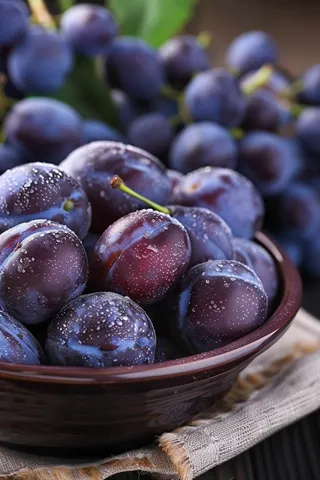 西梅葡萄水果摄影图