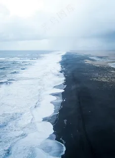 孤寂海岸与冷冽波涛的交响