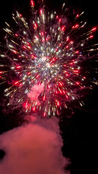 烟花绽放瞬间图