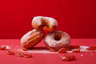 中式甜甜圈油饼子年货美食红色背景甜点摄影图