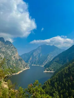云雾缭绕的山脉与湖泊 云雾缭绕的山脉与湖泊