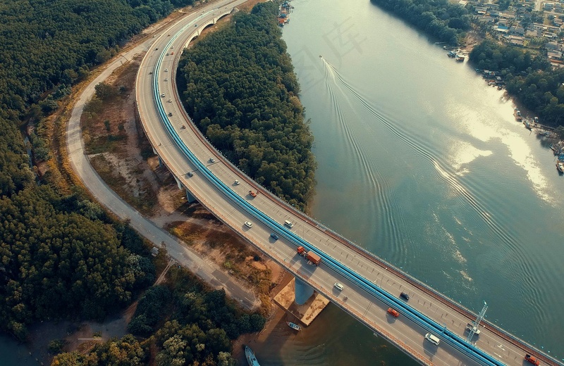 蜿蜒河畔的宁静公路