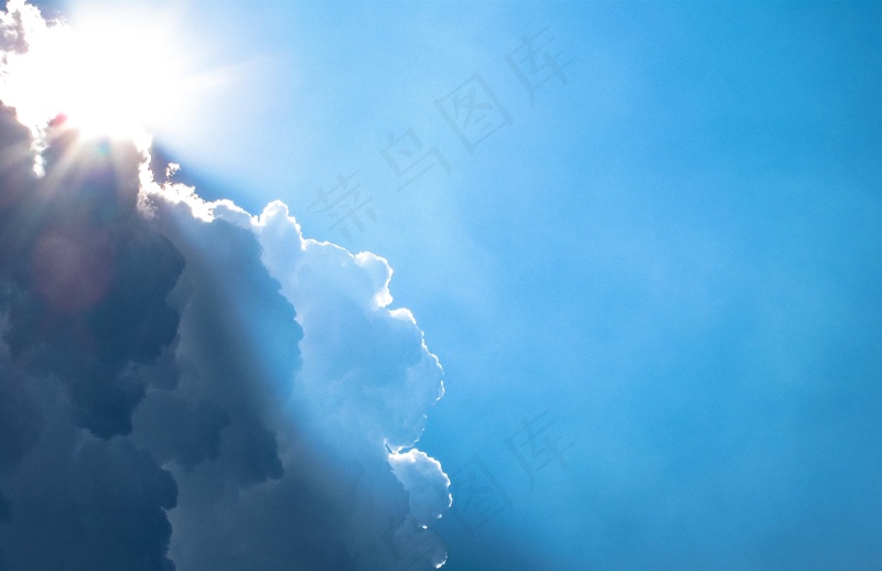 阳光照射下的蓝天