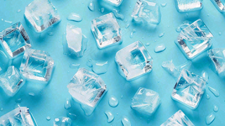 夏日清凉透明的冰块摄影图