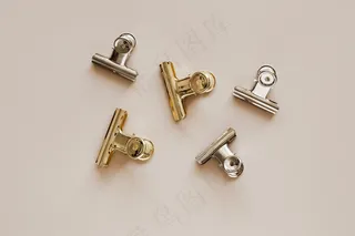 散落在桌面的夹子