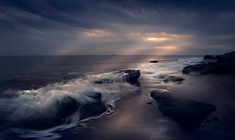 黎明前的宁静海岸线