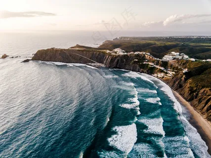 傍晚时分的海岸线和悬崖小镇