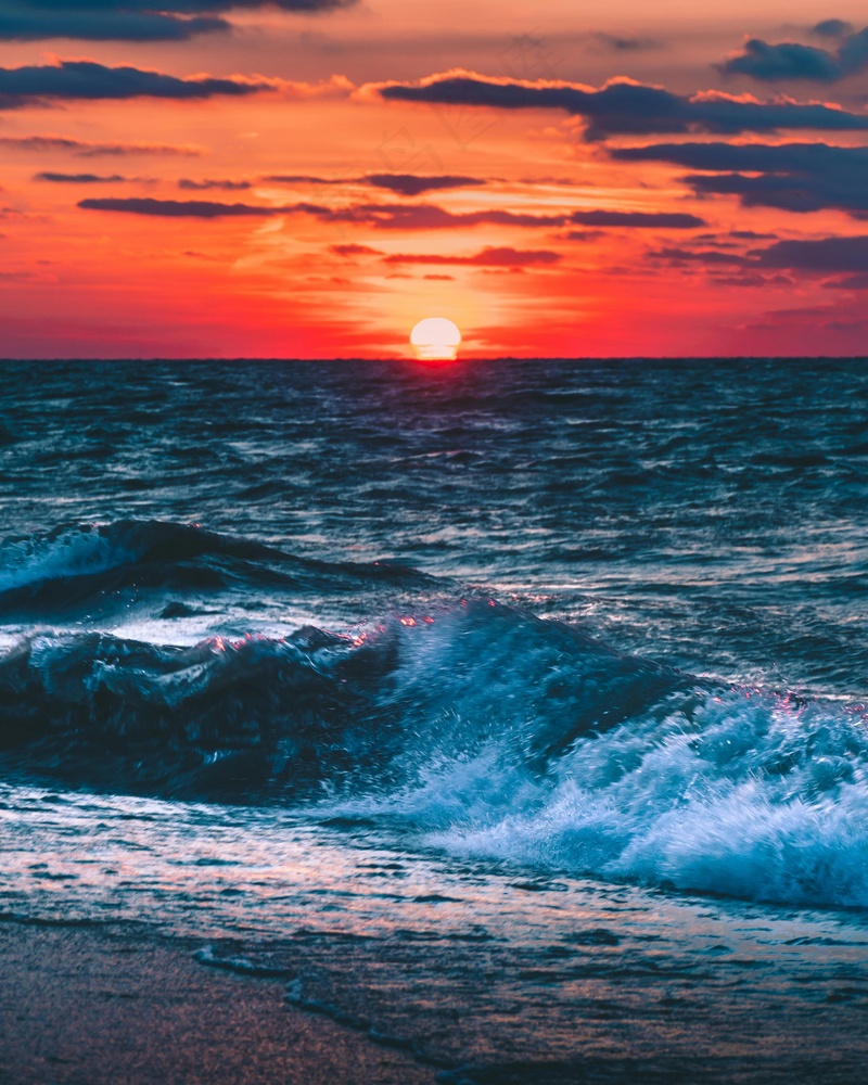 绚烂夕阳下的海浪低语