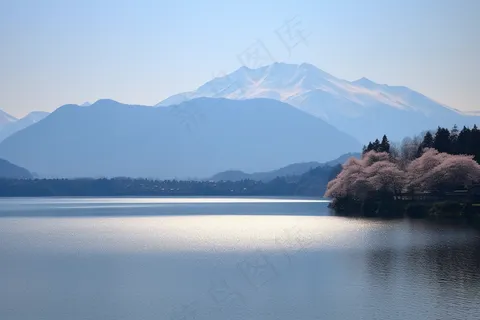 阳光下波光粼粼的湖面山峰摄影图