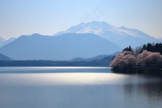 阳光下波光粼粼的湖面山峰摄影图