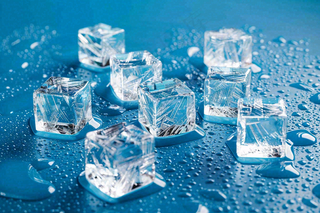 夏日清凉透明的冰块摄影图