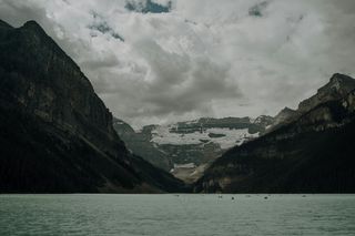 厚厚的白云缭绕的山湖