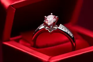 钻戒婚戒戒指红丝绒礼盒包装摄影图