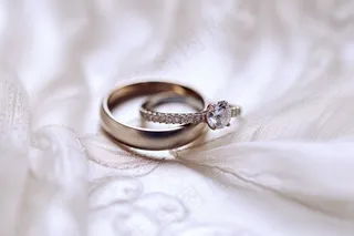 钻石戒指婚戒对戒摄影图