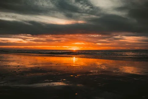 橙霞映照寂静海滩