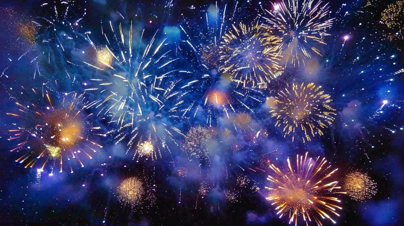 夜晚天空中绽放的绚丽烟花节日庆祝摄影图(1456x816)