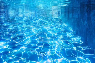 游泳池清澈蓝色的水摄影图