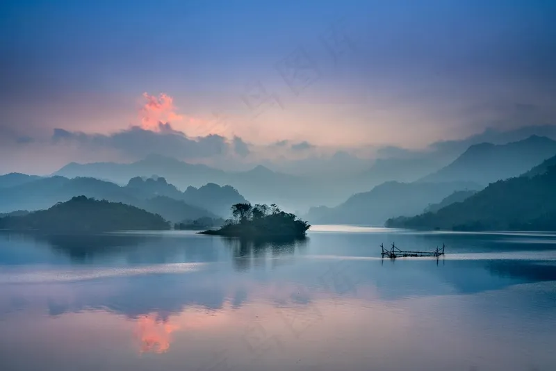 湖光山色间的孤舟暮影