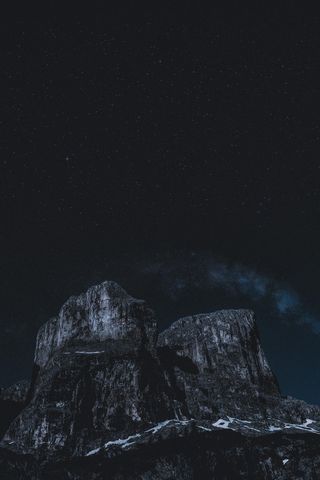 夜幕下的巍峨山峰