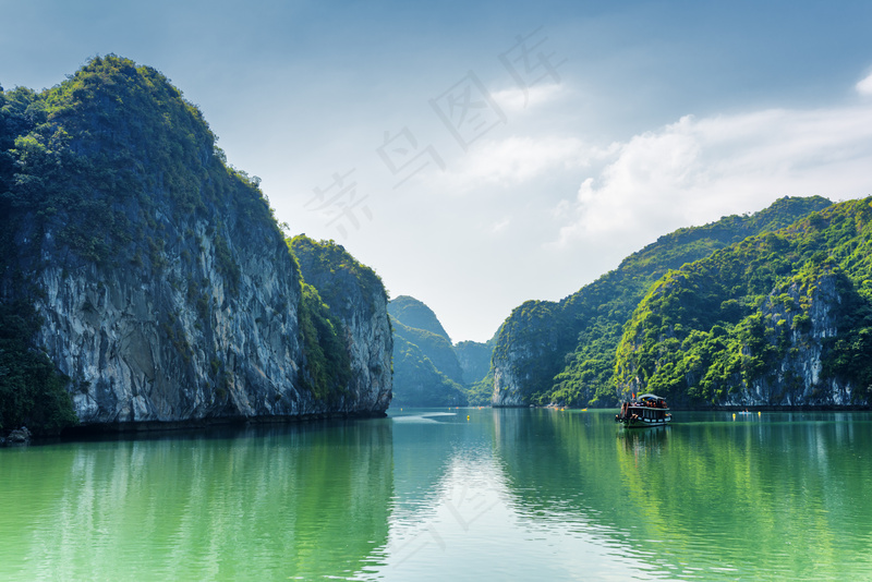 湖泊山峰图片