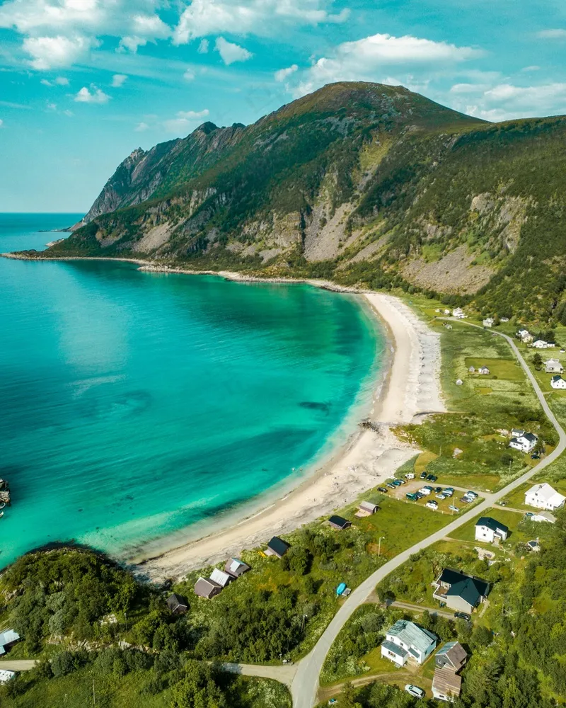 山峦起伏的海岸线与蔚蓝海水