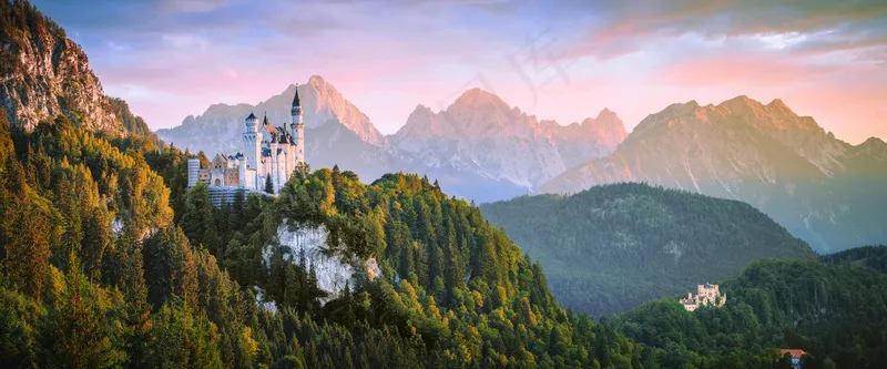 晨光熹微下的童话古堡