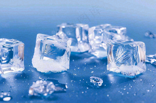 夏日清凉透明的冰块摄影图