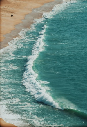 海浪冲刷海滩