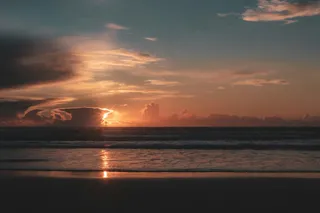 海边日出云彩交织的壮丽景色