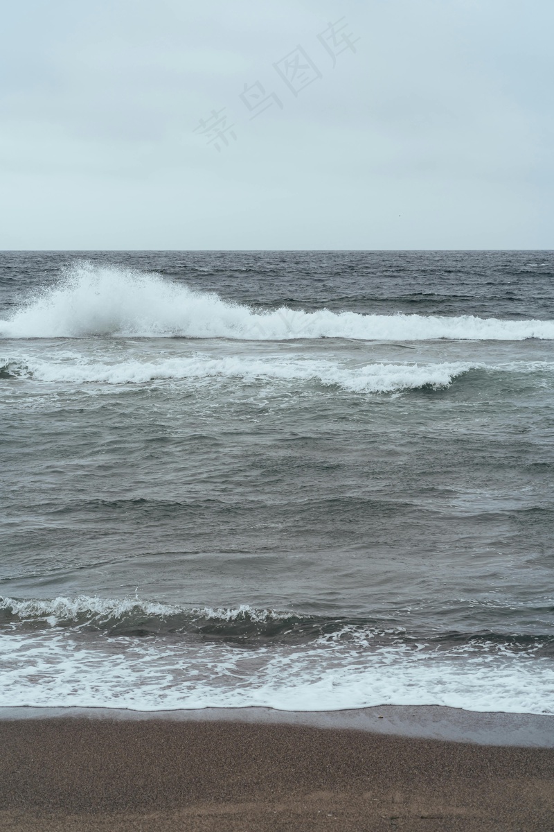孤独的海浪拍打着岸边沙滩