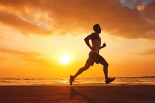 夕阳下奔跑的人运动跑步摄影图