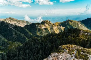 蓝天白云下的翠绿山脉