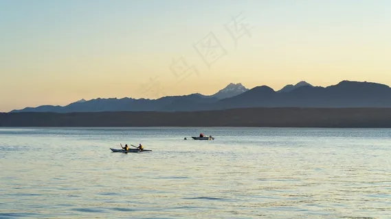 宁静海面上的划船时光