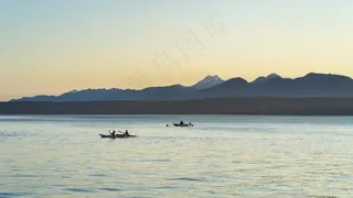 宁静海面上的划船时光