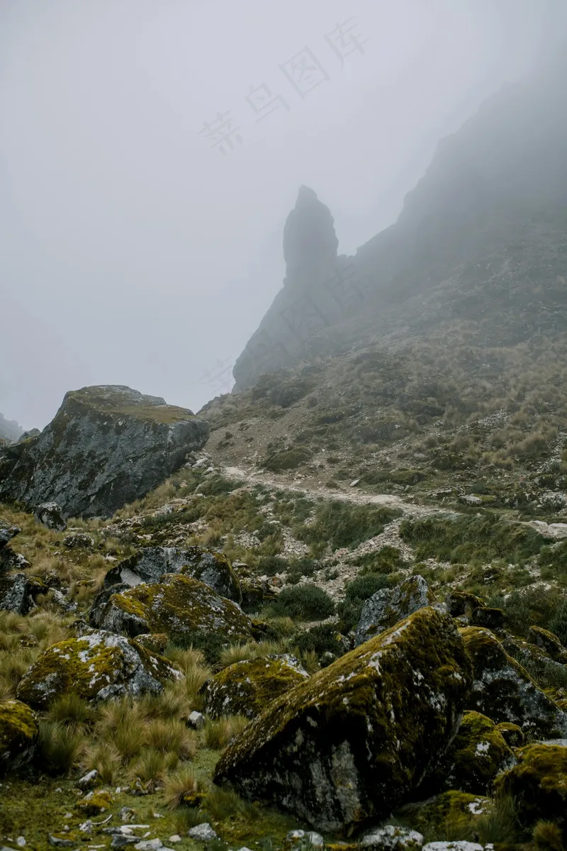 神秘迷雾中的山岳轮廓