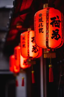 红灯笼新年屋檐挂着点亮的红灯笼中国风摄影图