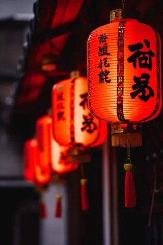 红灯笼新年屋檐挂着点亮的红灯笼中国风摄影图