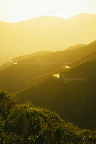 金色山脊上的蜿蜒公路