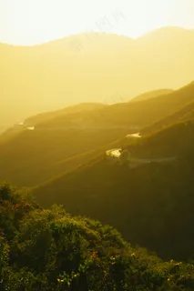 金色山脊上的蜿蜒公路 金色山脊上的蜿蜒公路