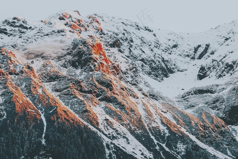 橙色的山峰